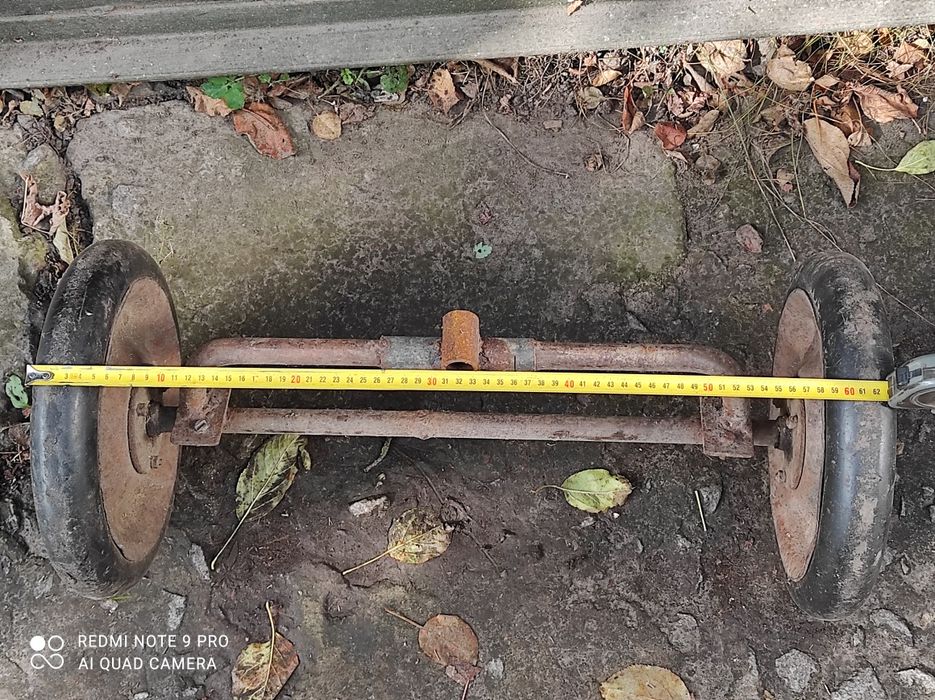 Продам на окучник два крепких колеса с осью.