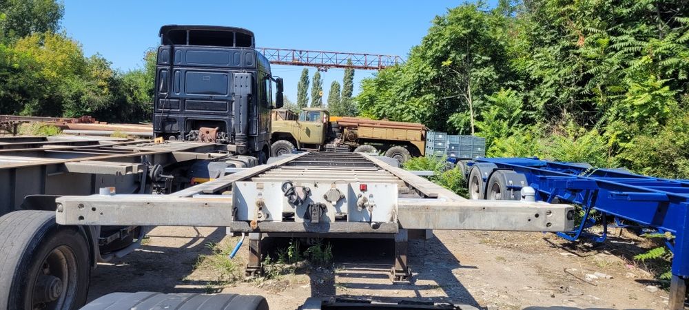 Контейнеровоз напівпричіп