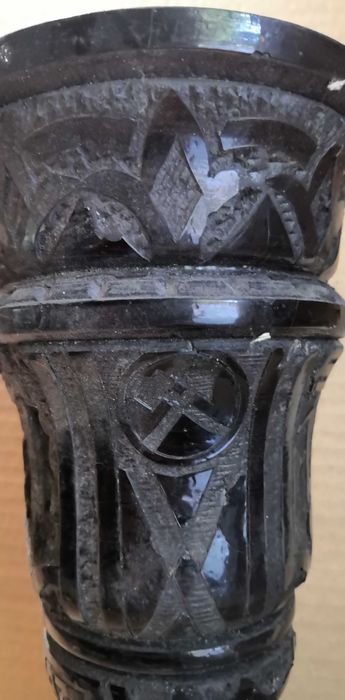 Waza rzeźbiona w węglu