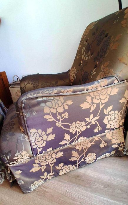 Sofá com banquinho de apoio