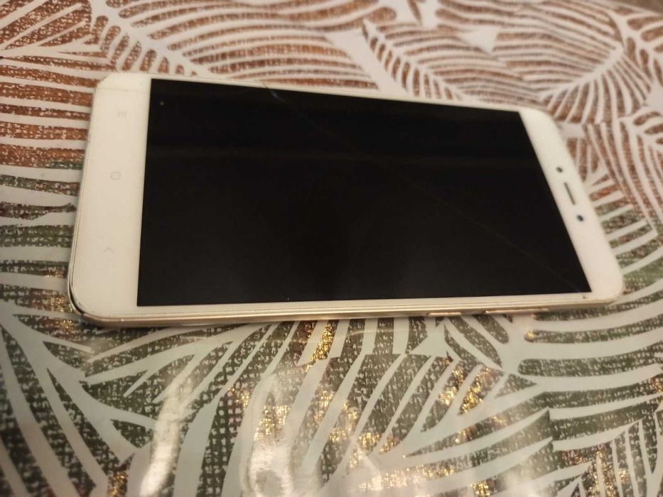 Телефон Xiaomi MDG 6 32GB все працює,є тріщина,не має слота sim карти!