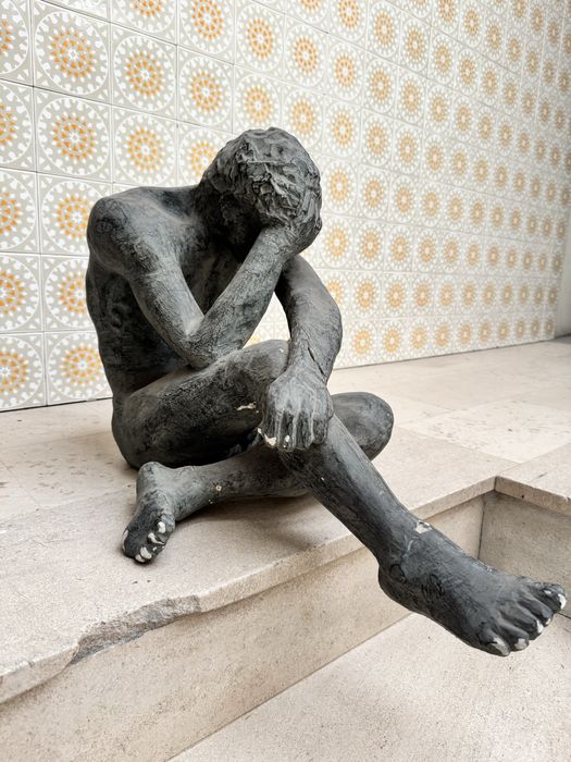 Escultura estátua  homem pensativo decorativa grande figura sentada estilo artístico