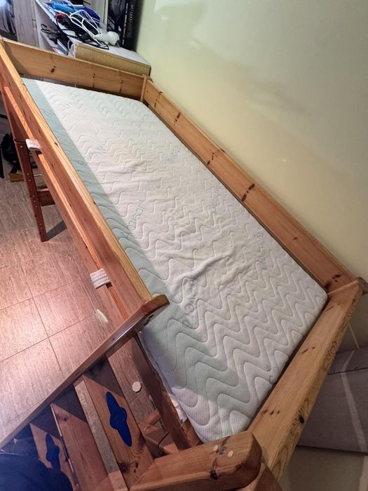 Продам 2-х ярусную кровать деревяную со столом (Германия)