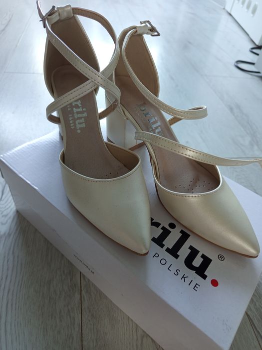 Buty ślubne na słupku