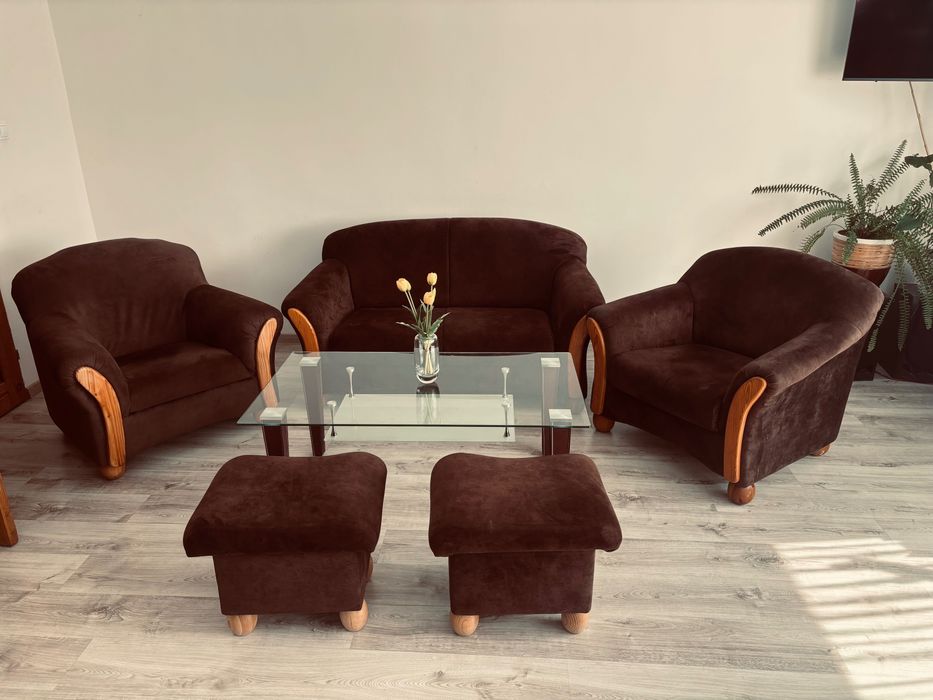 Zestaw sofa, pufa i stolik