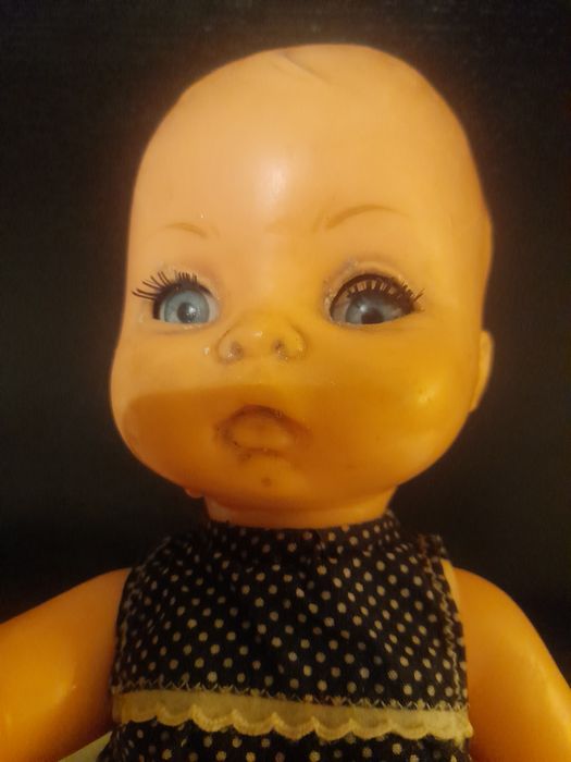 Boneca antiga de plástico