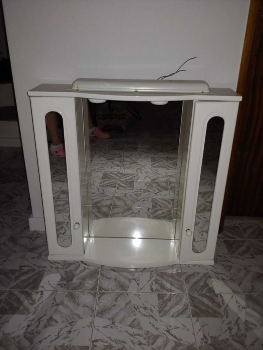 Armário de casa de banho com espelho