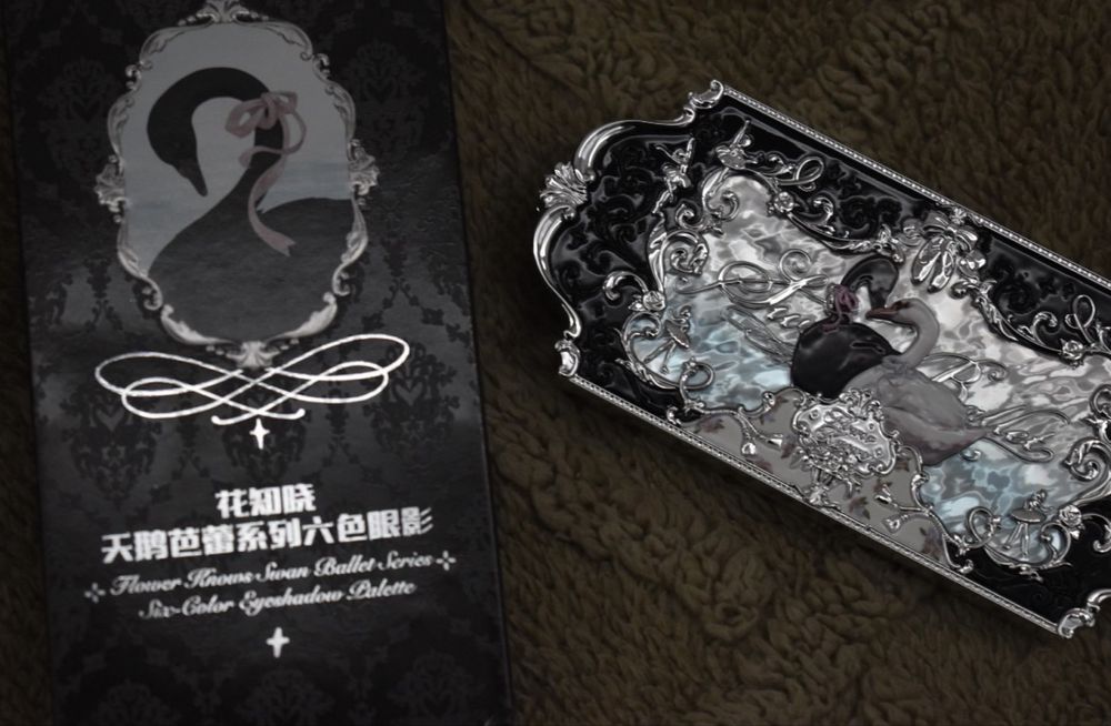 Палетка тіней від Flower Knows з колекції Swan Ballet (02 Black Swan)