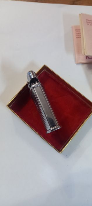 Зажигалка Ronson.