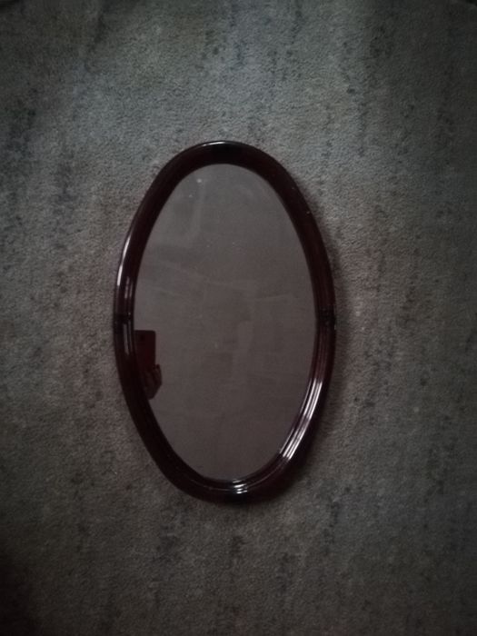 Lustro w ramie bordowej