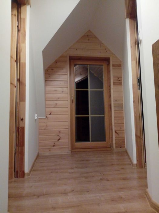 Domek góralski z płazów w Harklowej obok ścieżki Velo Dunajec.