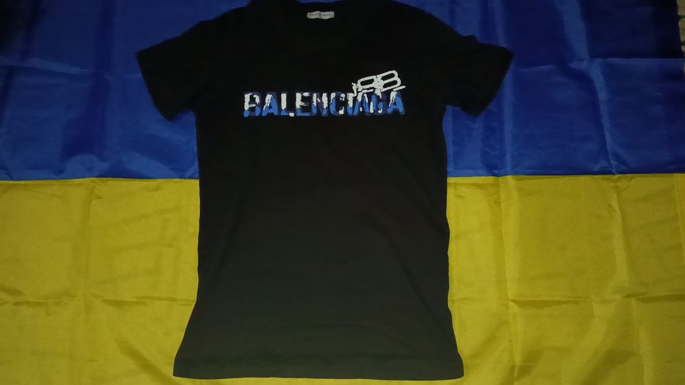 футболка от бренда Balenciaga