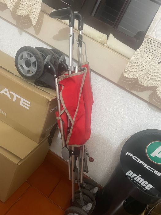 Roupas, sapatos, carrinhos e brinquedos