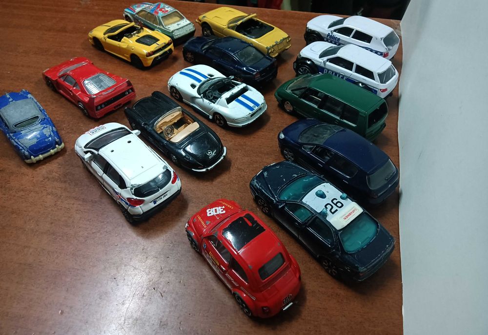 15 carrinhos  Antigos, bastante brincados e alguns com problemas