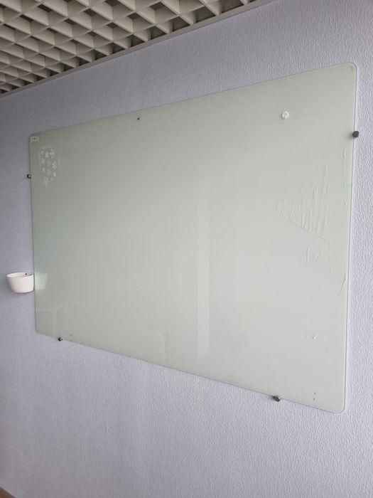 Стеклянные доски  и столы для школы