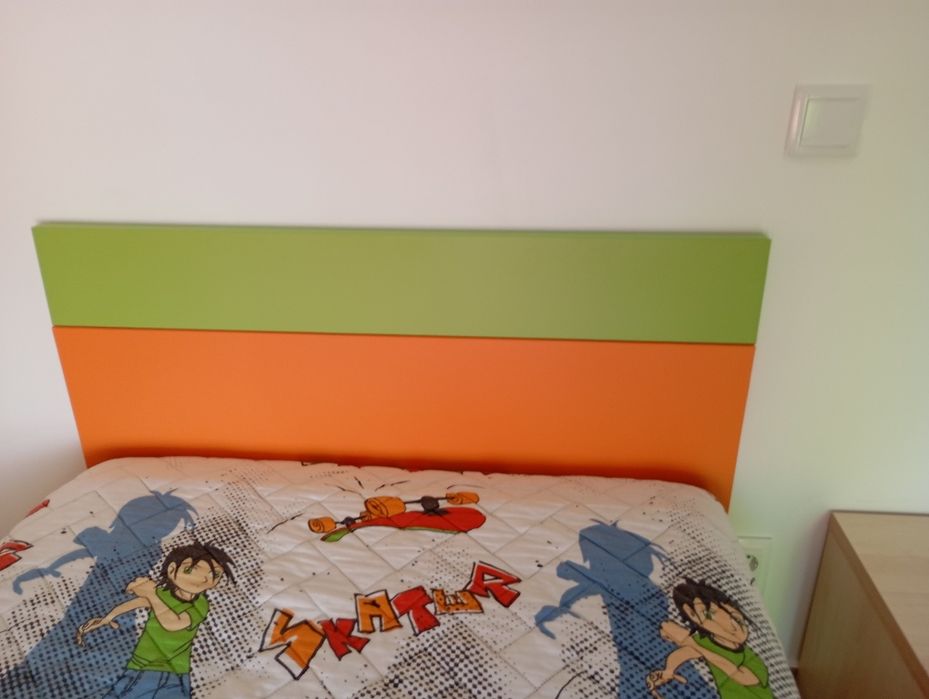Cama de solteiro completa com mesa de cabeceira