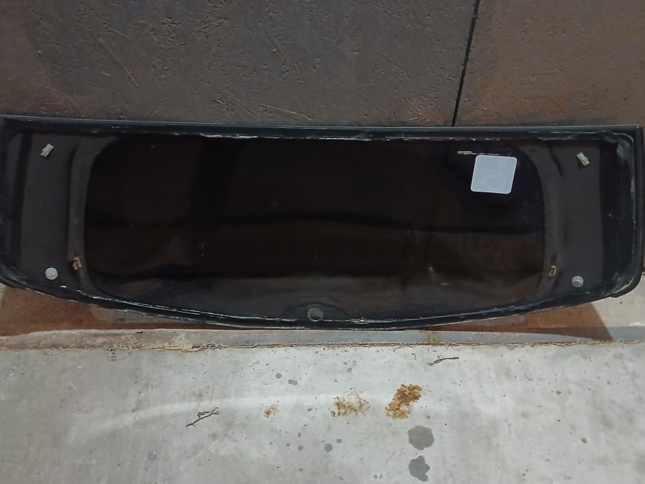 Задне скло до авто Nissan Tiida хетчбек 2008 року.