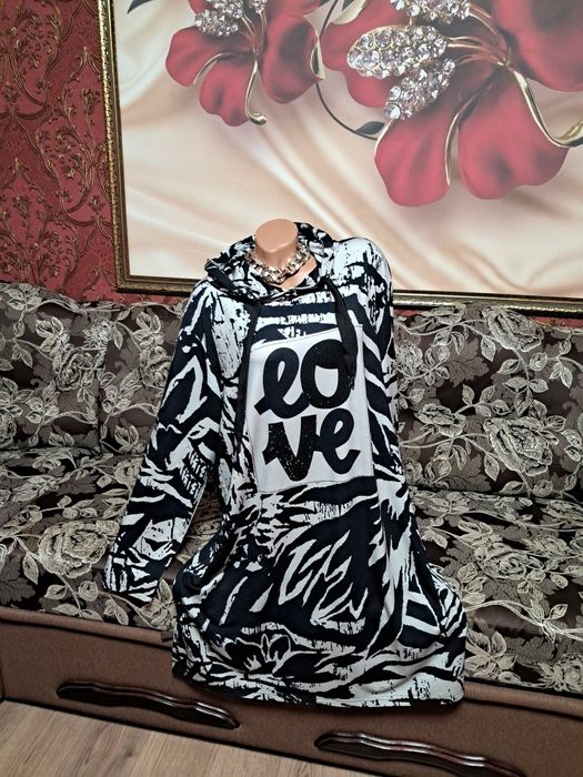 Спортивное платье сукня с капюшоном.