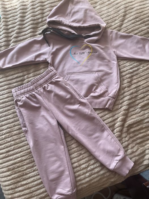 Спортивний костюм на дівчинку