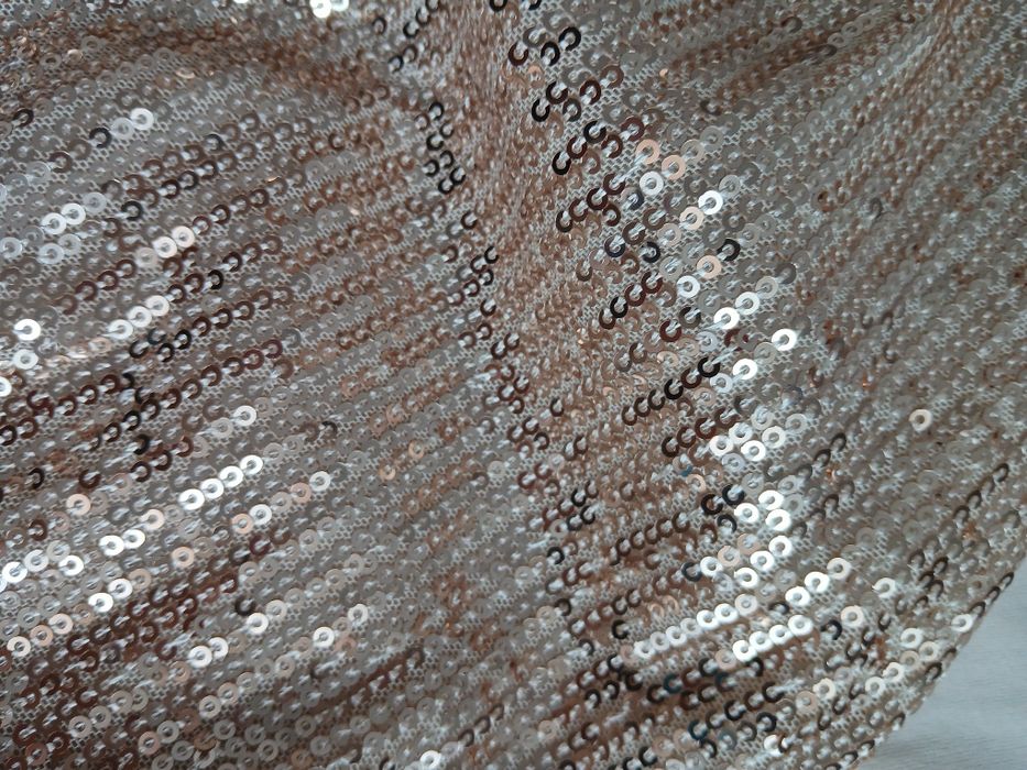 Золотиста вечірня сукня