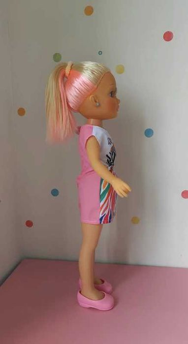 Boneca Nancy com máscara arco-íris da FAMOSA