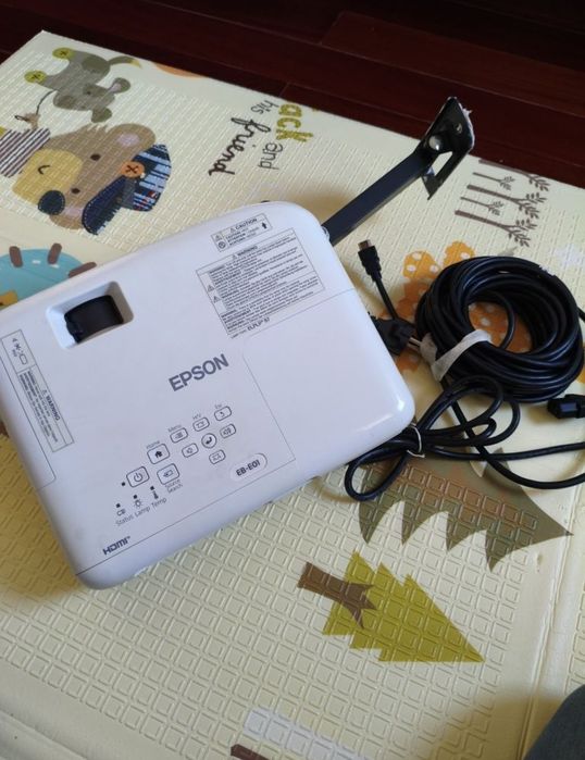 Projetor Epson EB-E01, pouco usado, em excelente estado