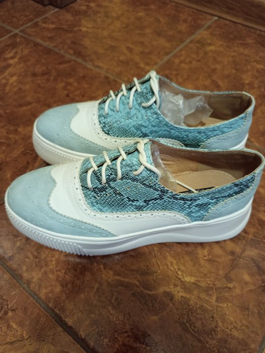Błękitno białe buty sportowe 40