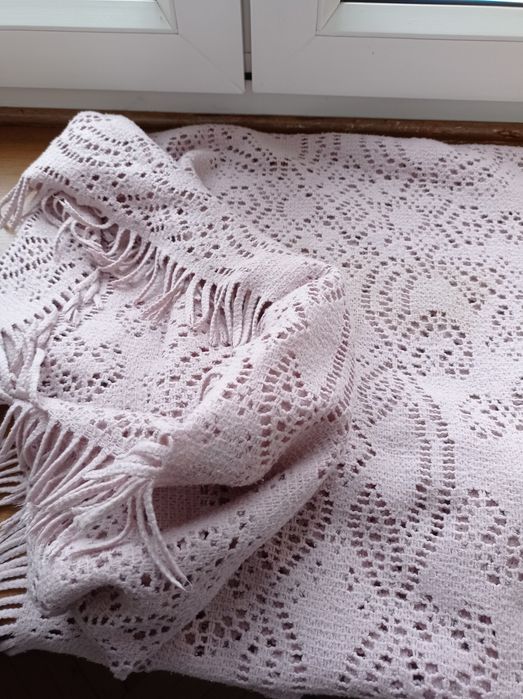 Śliczny, ażurowy koc dla dziecka Zara Kids w jadnofioletowym kolorze