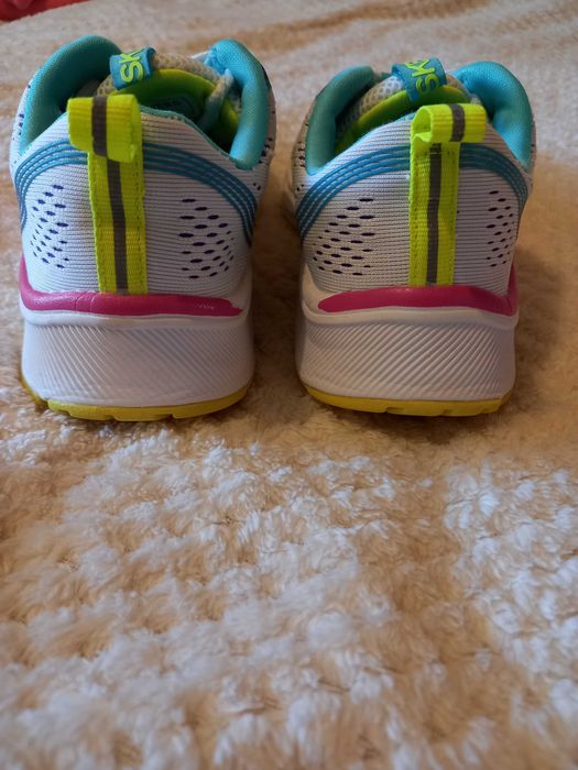 Кроссовки skechers 35,5.  Кросівки на дівчинку