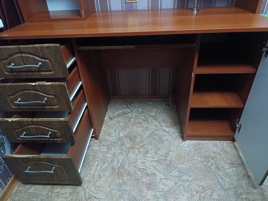 Продам комп'ютерний стіл, б/у в гарному стані