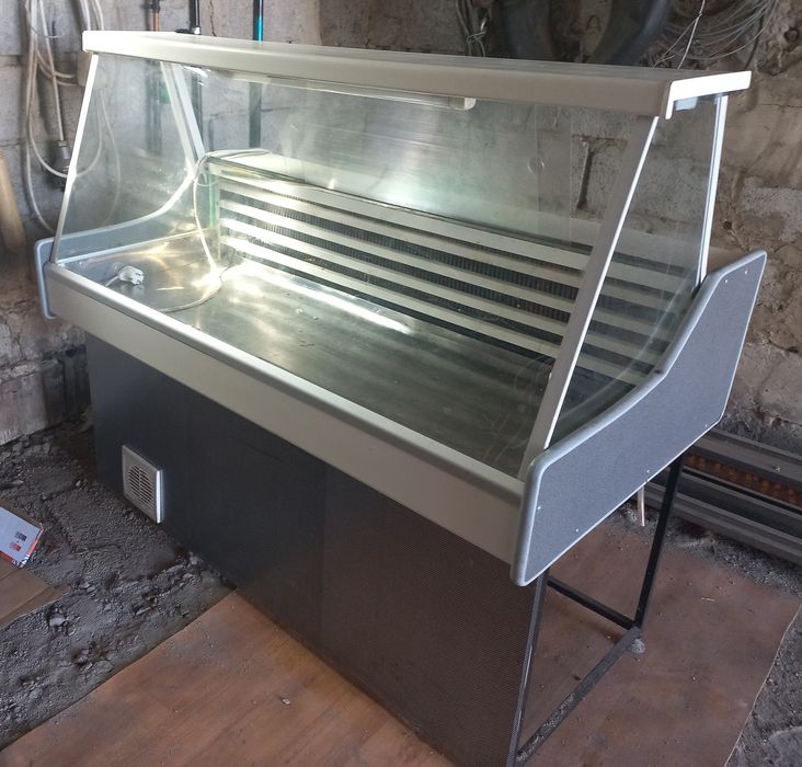 Продам холодильну  вітрину!