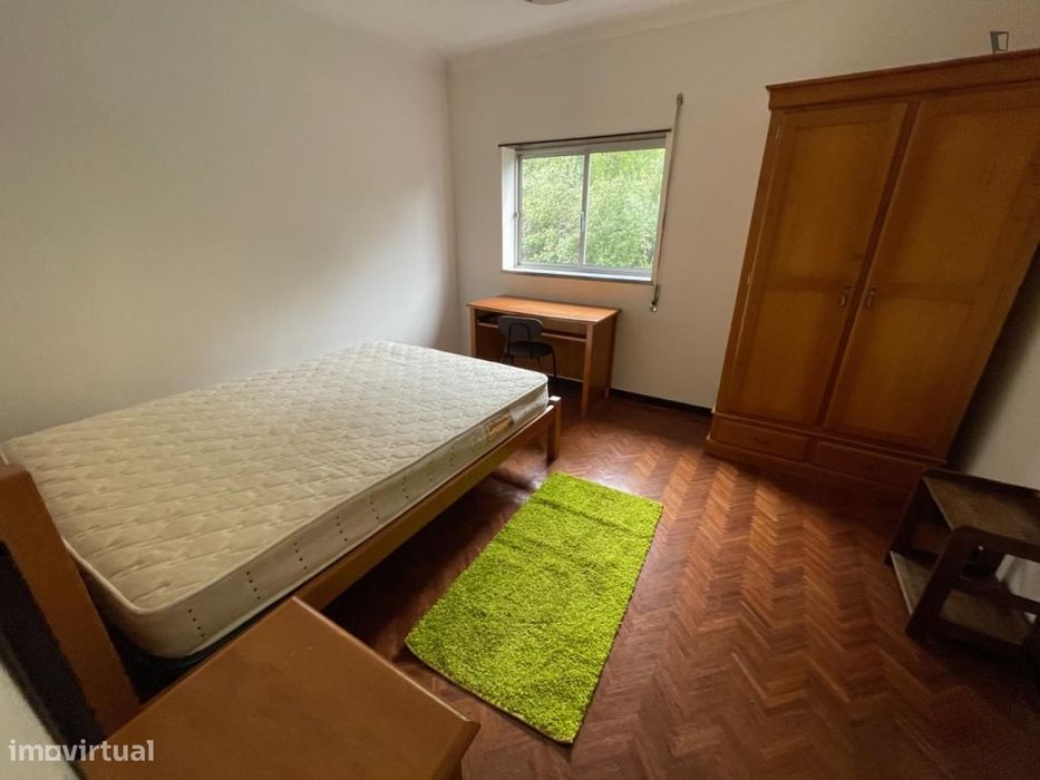 Quarto - localizado em Alta de Santa Clara Coimbra