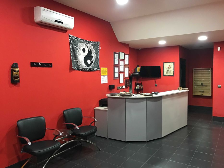 Móveis de cozinha e recepçao anteriormente usados numa loja.