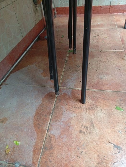 Mesa IKEA e três cadeiras