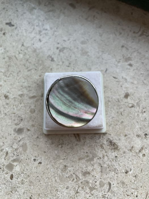 Anel com pedra iridescente