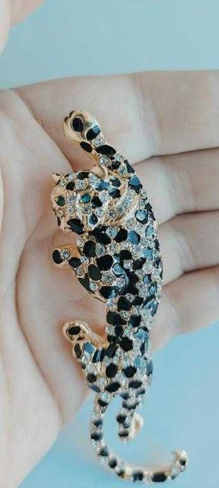 Брошь Леопард лезет вверх mv937