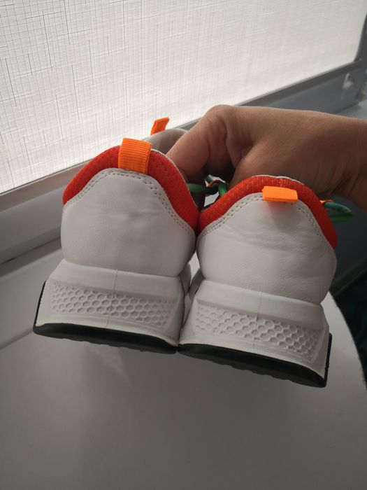 Яскраві кросівки для яскравої дівчини