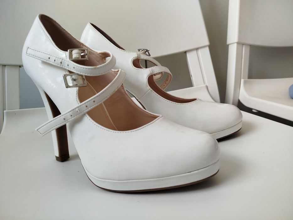 Białe nowe buty na obcasie 40