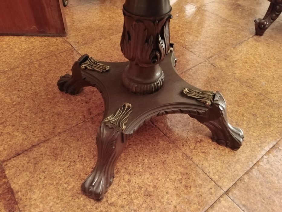 2 Mesas de Apoio em Mogno Trabalhado com Aplicações em Bronze