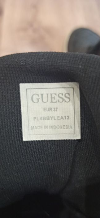 Buty damskie Guess.
