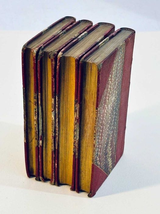 4 volumes de obras famosas de Victor Hugo, em perfeito estado. 1832-40