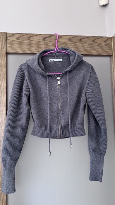 Вкорочений светр zara із капюшоном, у гарному стані, розмір с