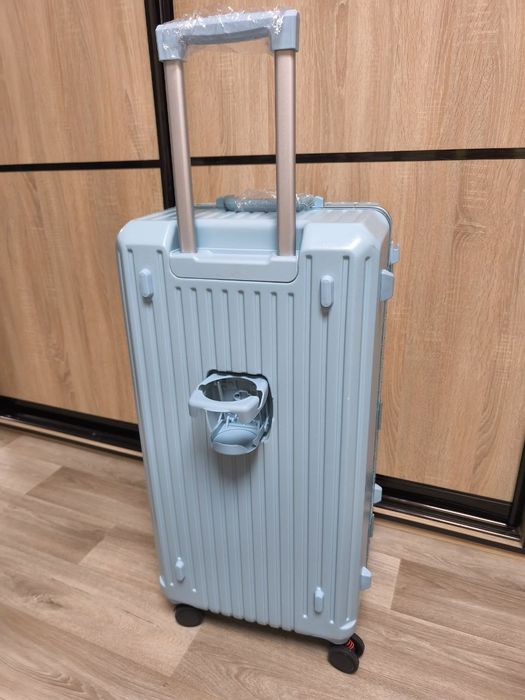 Валіза великого розміру Л з гарного пластику на подвійних колесах