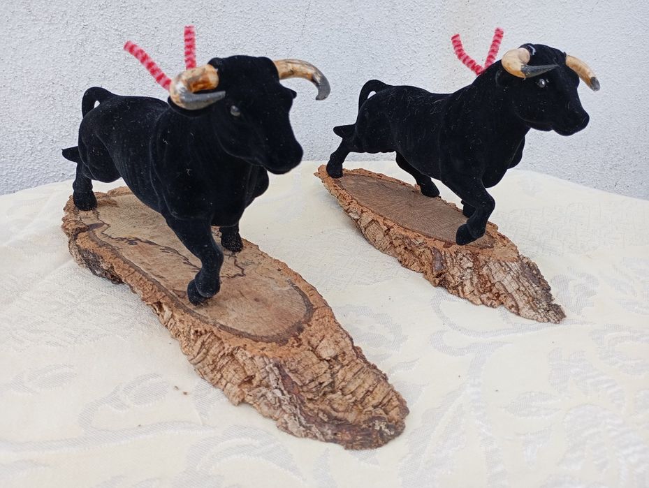 Toiros bravos em miniatura numa base em sobreiro