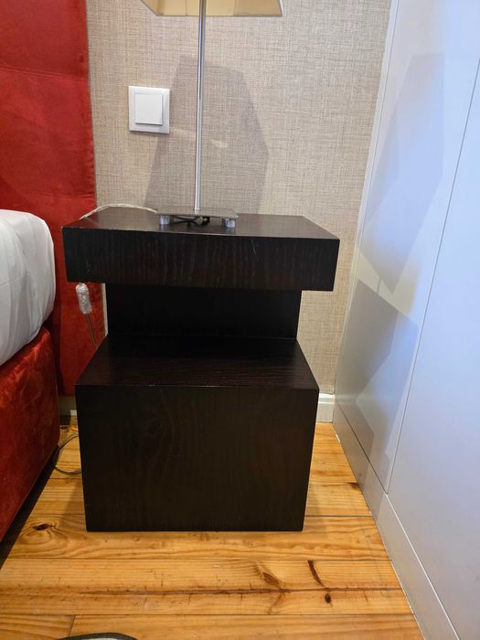 Mesas de cabeceira em madeira de qualidade e em bom estado