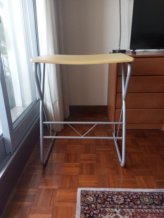 Mesa de costura em bom estado