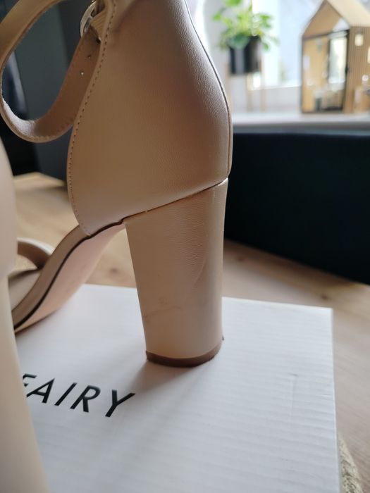 Beżowe sandały na słupku