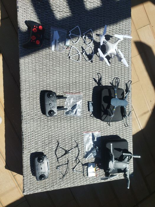 3 drones a trabalhar com acessórios