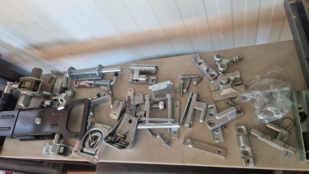 Fechos dobradiças ferragens taipais aluminio