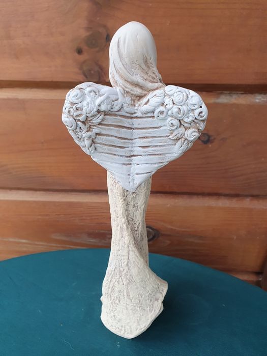 Smukła figurka anioła